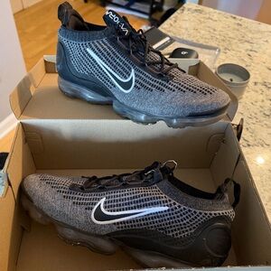 Nike Air Vapormax 2021 size 11.5